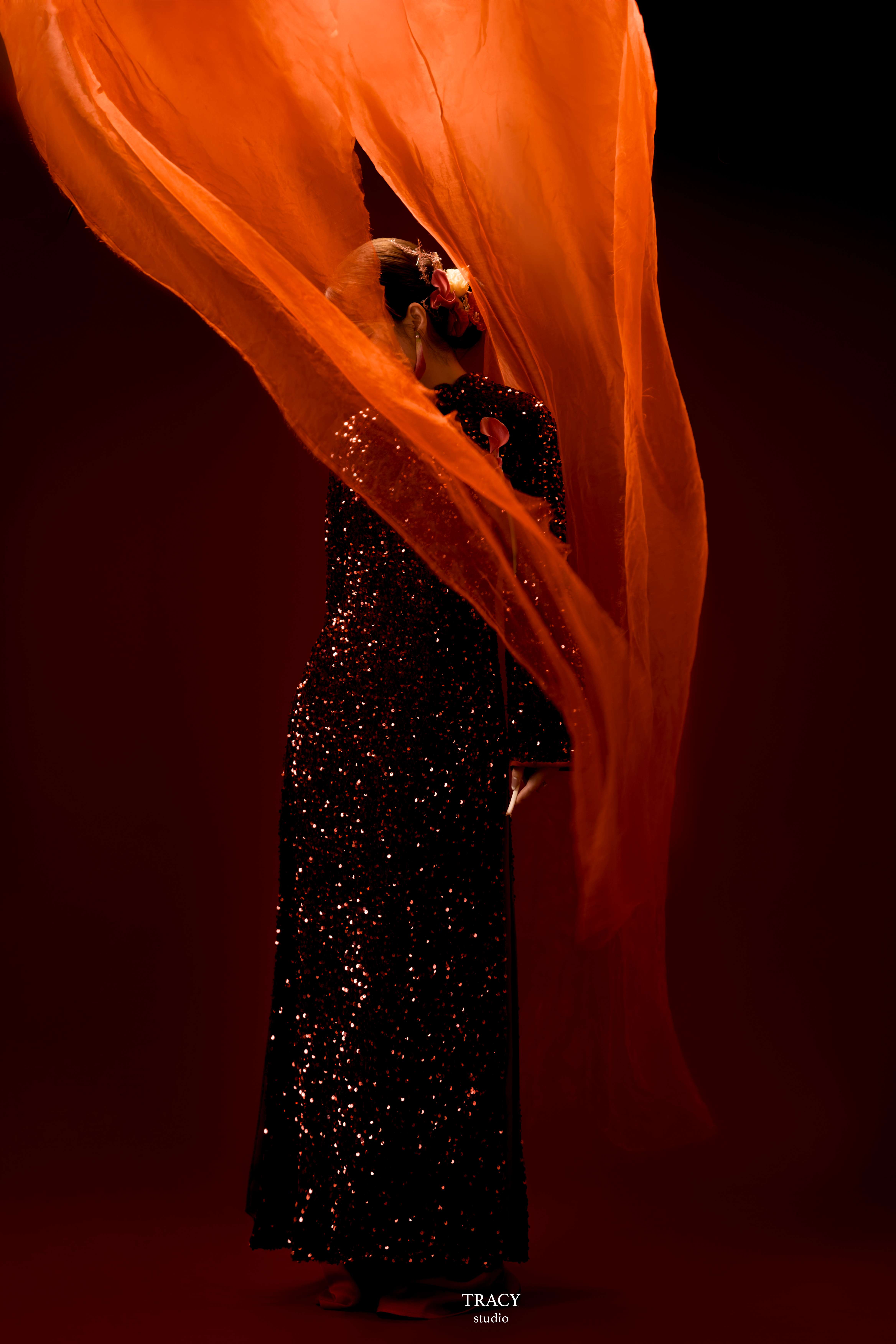 frontend/img/gallery/anh-tet-yem-ao-dai/tracy-studio-chup-concept-ao-dai-lap-lanh (5).jpg